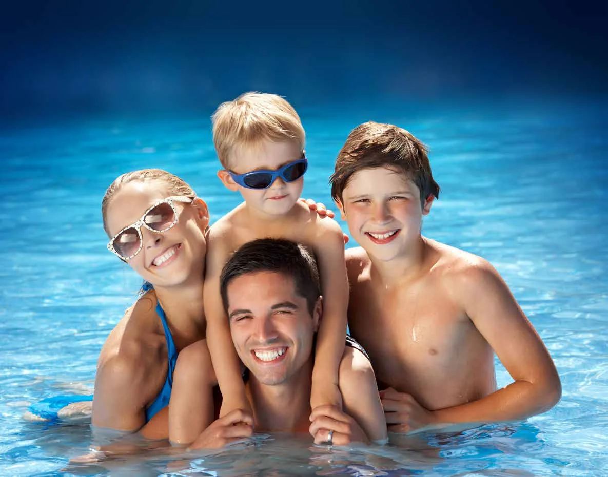 Família com crianças aproveitando um dia de piscina