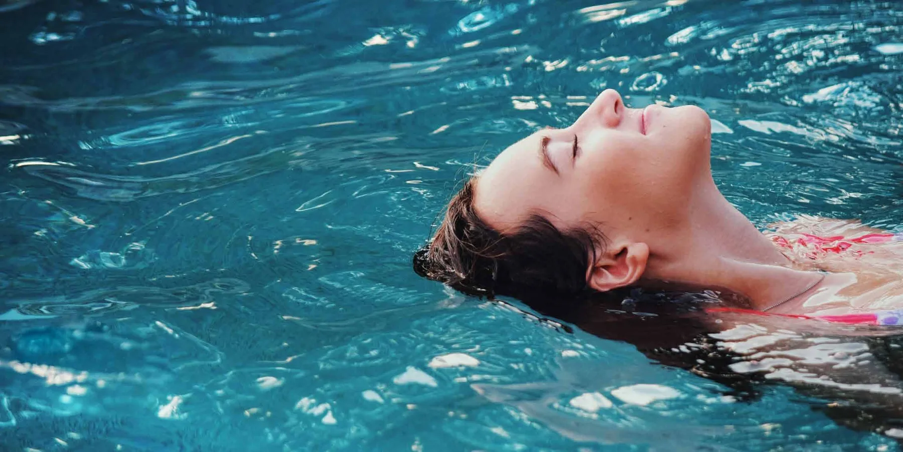 Mulher relaxando na piscina em uma imagem de estilo de vida